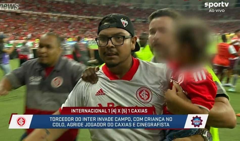 Torcedor que invadiu gramado com filha no colo é proibido de ir ao Beira-Rio por 10 jogos