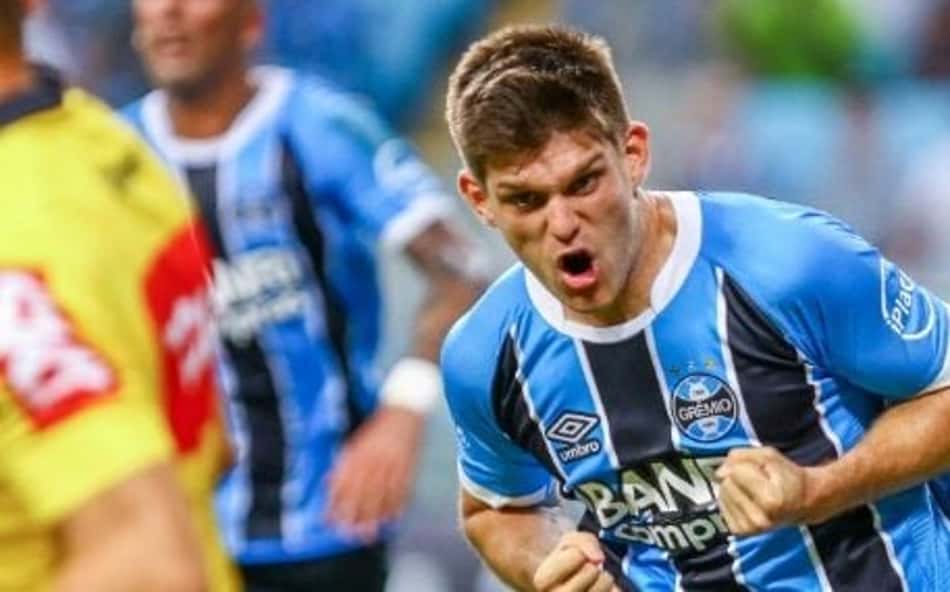 Grêmio deve utilizar três zagueiros contra o Cruzeiro 