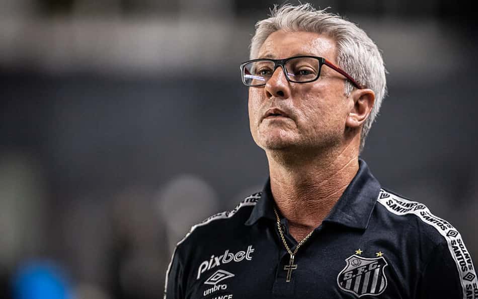 Torcedores do Santos disparam contra Odair Hellmann após eliminação: 'Covarde'