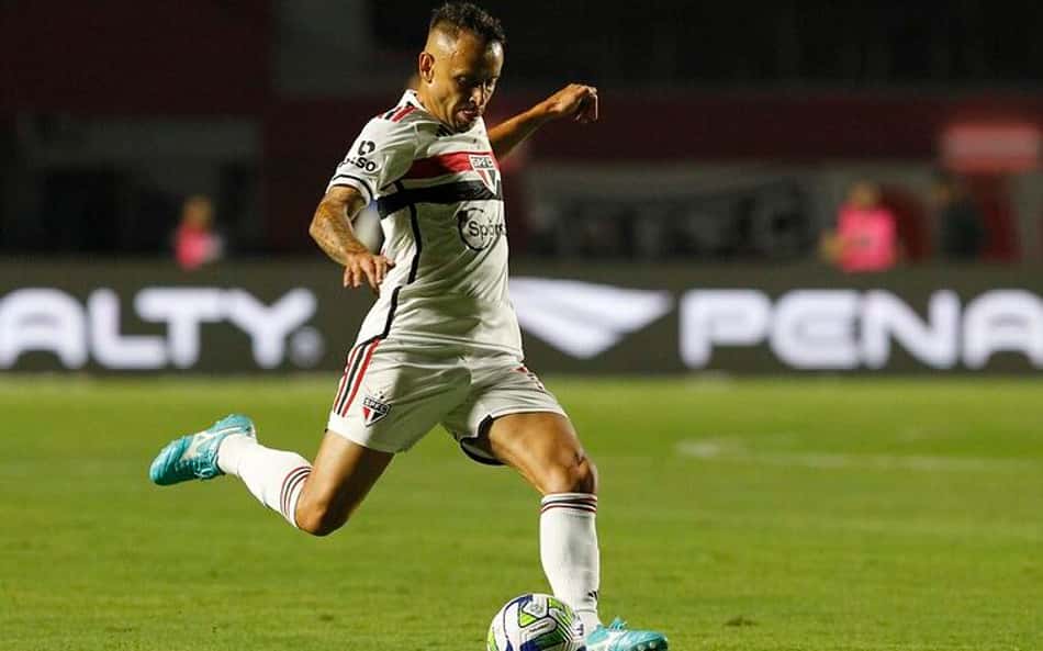 VÍDEO: Rafinha comenta saída de Rogério Ceni e avalia chegada de Dorival: 'Tem dado identidade ao time'