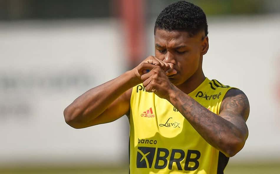Matheus França, do Flamengo, é alvo de investigação sobre possível prática de falsidade ideológica 