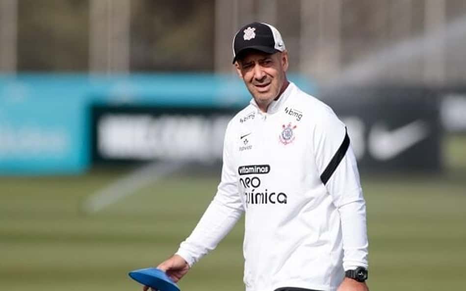 Alvo de protestos, preparador físico Flávio de Oliveira deixa o Corinthians