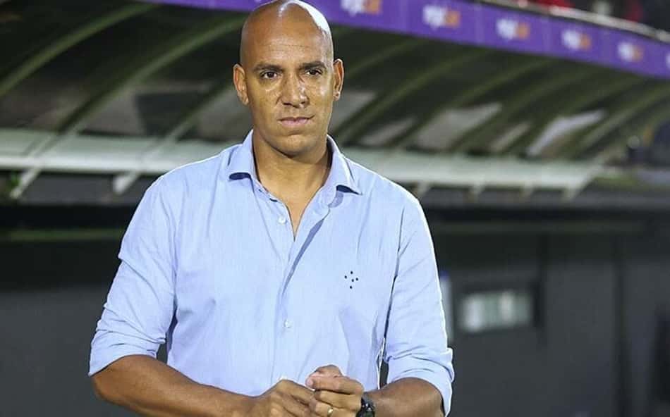 Pepa, técnico do Cruzeiro, diz que atitude de Henrique Dourado em briga por pênalti foi 'inadmissível'