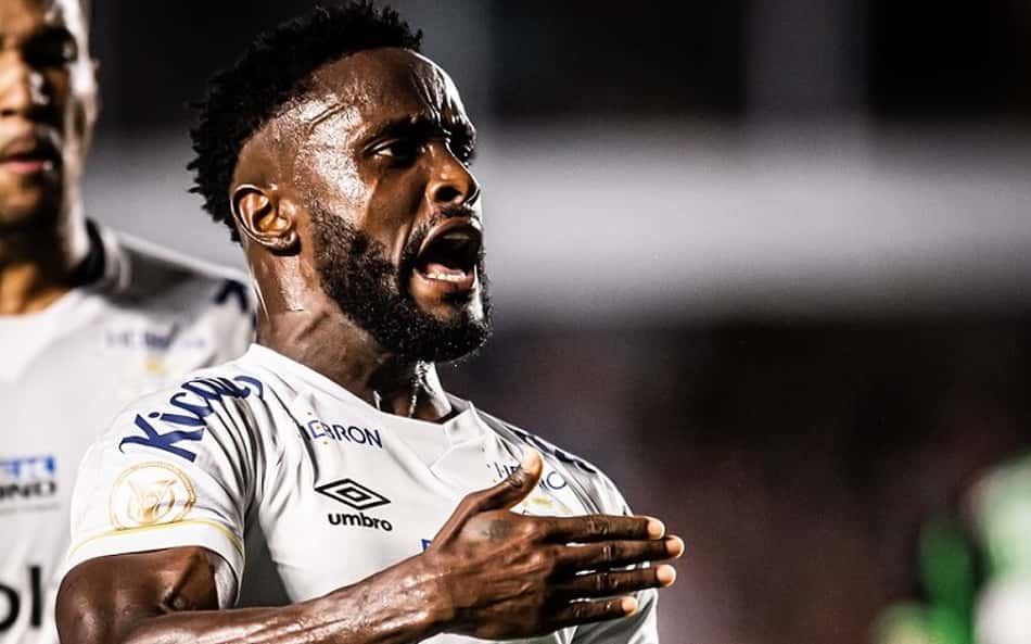 Mendoza tem edema constatado e vira desfalque do Santos