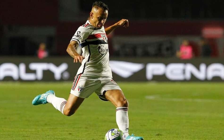 Rafinha vê superioridade do São Paulo em clássico e critica arbitragem: 'Acaba estragando o jogo'
