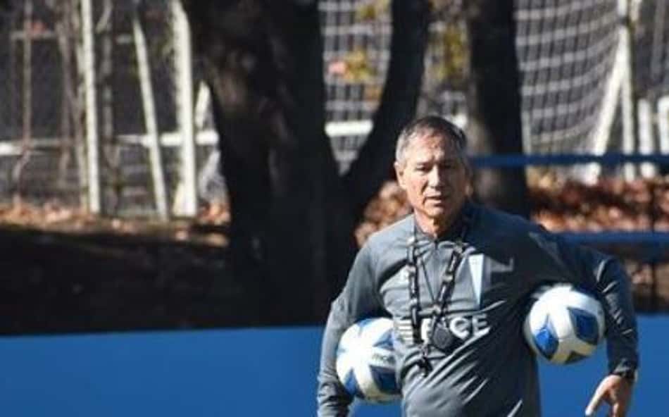 Lembra dele? Ex-Santos, Ariel Holan atravessa crise em seu clube