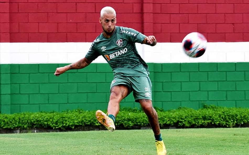 Com os problemas físicos dos laterais, Guga surge como opção na esquerda: 'Pronto para ajudar o Fluminense'