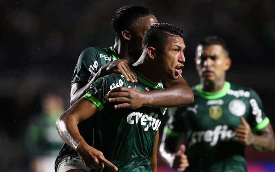 Palmeiras enfrenta o Santos em busca de igualar recorde e manter tabu no clássico