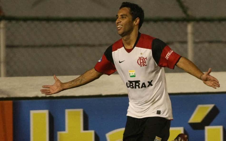 Ibson garante que teria vaga no Flamengo de 2023: 'Jogaria com o pé nas costas'