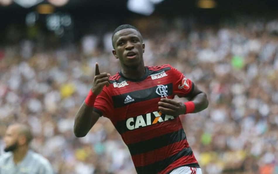 Flamengo publica apoio a Vini Jr, vítima de racismo na Espanha; torcedores cobram posicionamento mais firme do clube