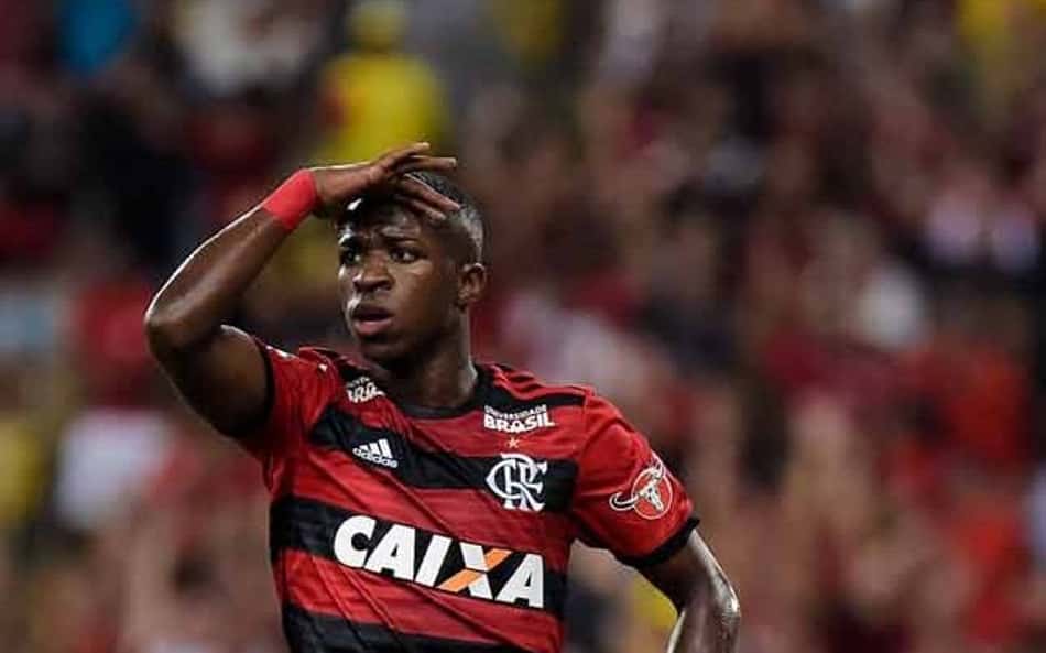 Após críticas, Flamengo se posiciona de forma veemente em apoio a Vini Jr, vítima de racismo
