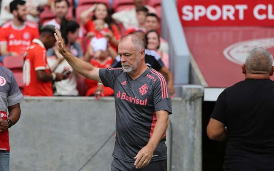 Internacional segura Mano Menezes, mas demite diretor e coordenador de futebol 