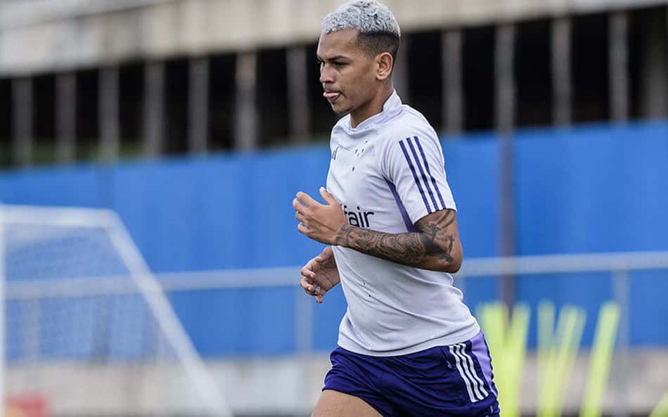 Volante Fernando Henrique volta a treinar no Cruzeiro após quatro meses