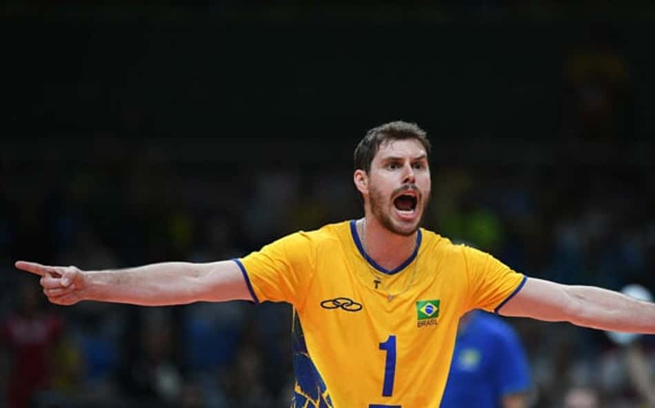 Bruninho é flagrado aos beijos com ex-BBB, diz portal