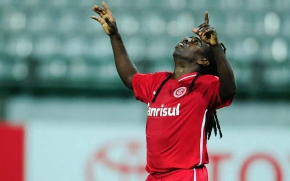 Tinga fala de expulsão na final da Libertadores: 'Fiquei 20 minutos ajoelhado no chão'