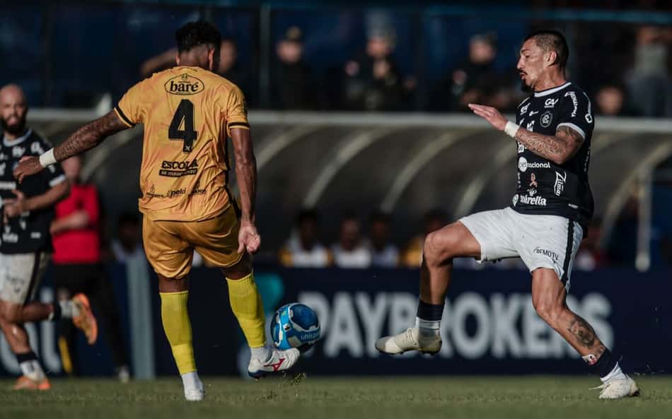 Adaptado ao Amazonas, zagueiro Jackson comenta bom momento no clube: 'Espero poder ajudar'