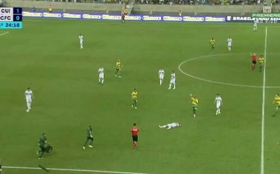 Susto! Jogador passa mal e cai sozinho em campo durante Cuiabá x Coritiba