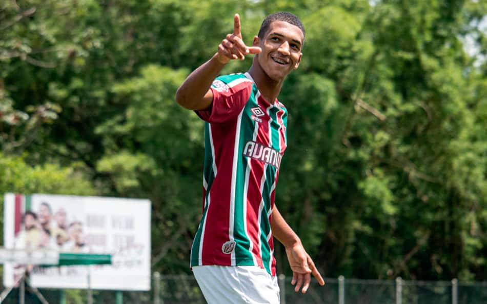 Inscrito na Libertadores, promessa do Fluminense participa de atividade no CT Carlos Castilho