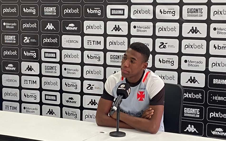 Léo reforça a confiança em trabalho de Barbieri no Vasco: 'Muito inteligente'
