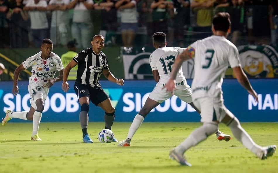'Ficamos tristes pelo jogo, mas continuamos a nossa luta', diz Marçal após o Botafogo perder para o Goiás