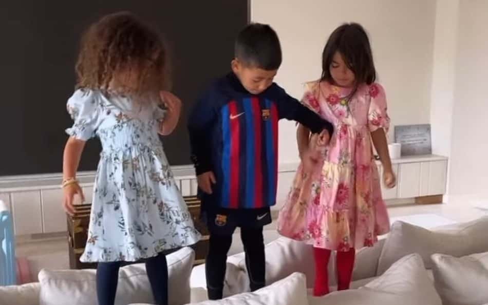 Filho de Cristiano Ronaldo viraliza ao aparecer com uniforme do Barcelona; veja vídeo