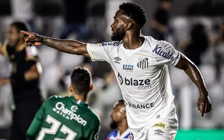 Mendoza sente lesão na perna em Santos x Bahia e será reavaliado; trio também preocupa
