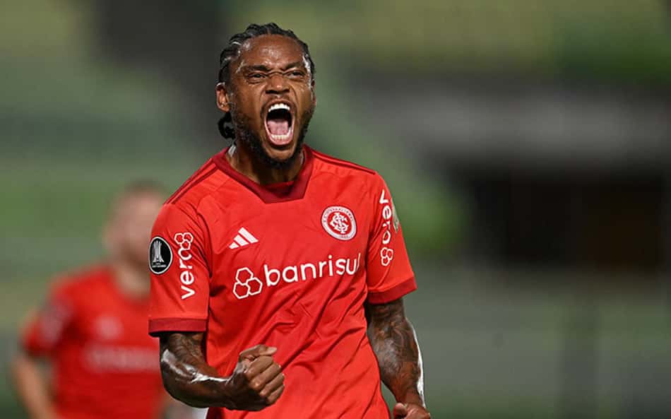 Luiz Adriano quebra longa seca de gols no Internacional 