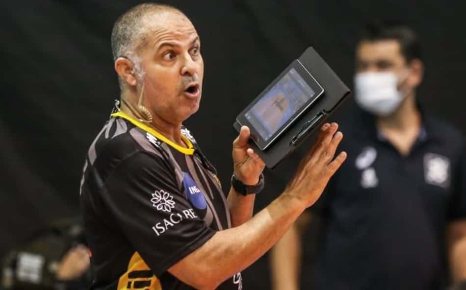Treinador do Praia Clube destaca Minas como favorito ao título da Superliga: 'Pelo histórico'