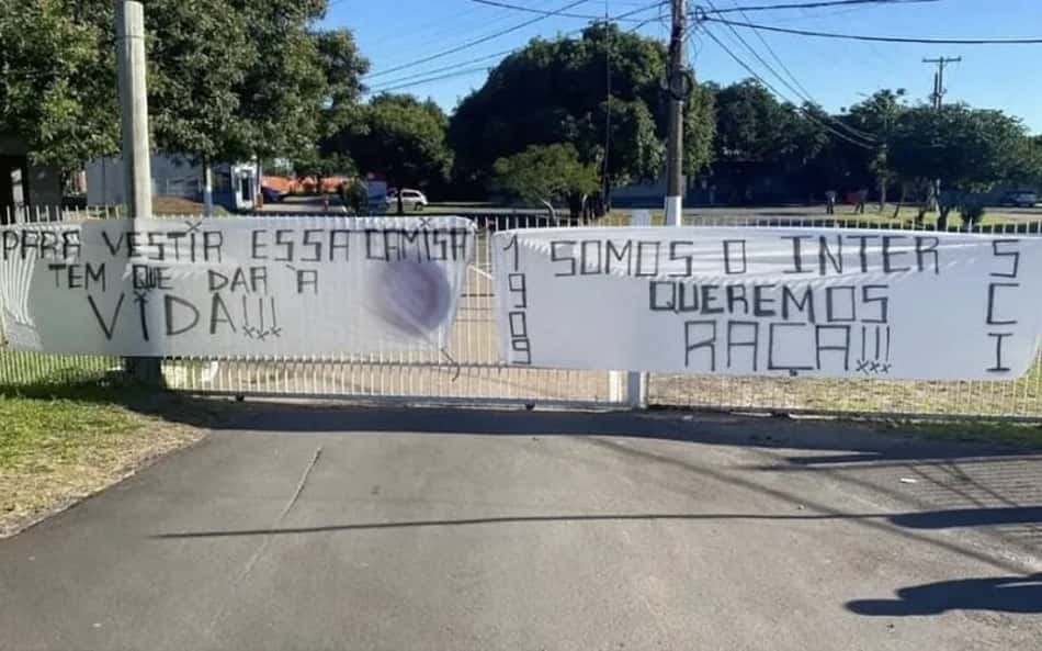 'Queremos raça', protesta torcida do Internacional em frente ao CT
