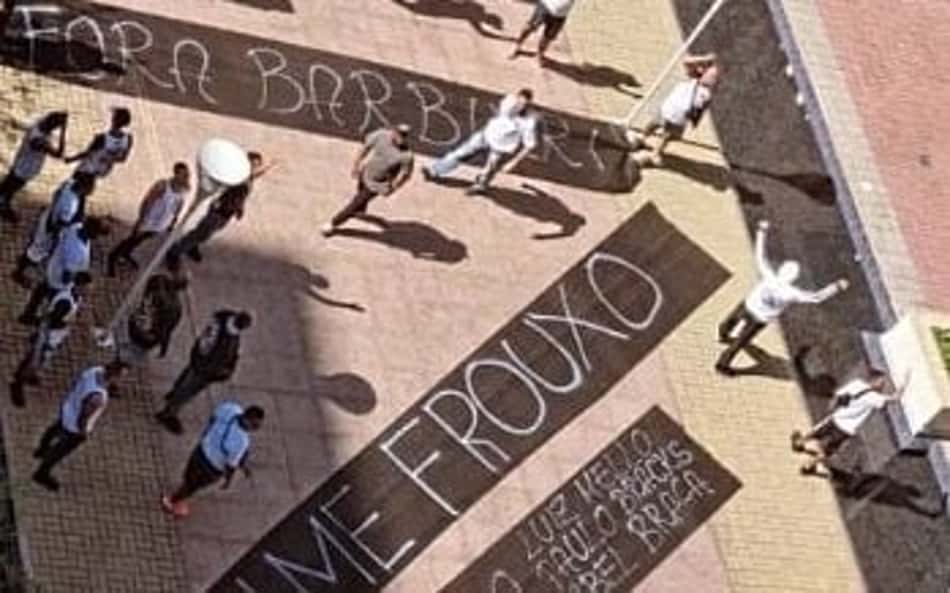 Torcida organizada do Vasco protesta em frente à sede da SAF