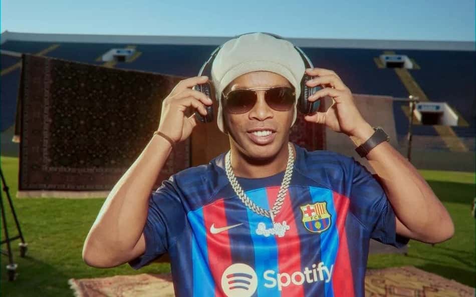 Em 'ritmo de festa', Ronaldinho Gaúcho celebra 20 anos de Barcelona com playlist exclusiva