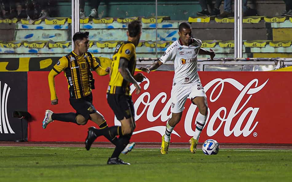 ANÁLISE: Desentrosado na altitude, Fluminense vê erros custarem derrota para o The Strongest na Libertadores