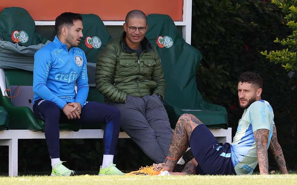 Entenda o que o ex-meia Alex faz durante o treinamento do Palmeiras na Academia de Futebol