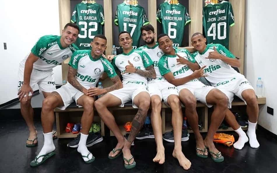 Palmeiras desembarca em São Paulo após vitória na Libertadores e dá folga para o elenco