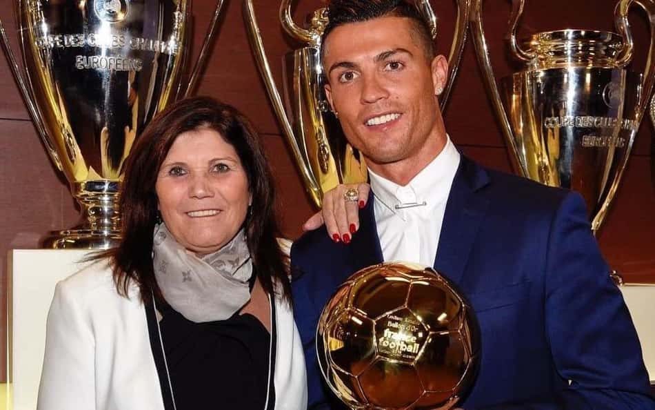 Acusada de recorrer à bruxaria para separar Cristiano Ronaldo de Georgina, mãe do jogador afirma que vai processar jornal