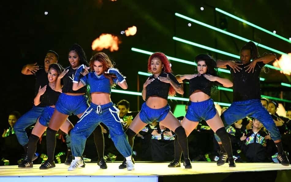 Com homenagem a Vini Jr, Anitta faz show com grande produção na final da Champions