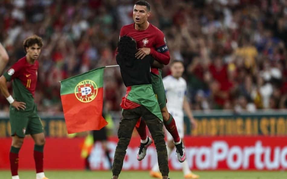 Torcedor invade campo e viraliza ao levantar Cristiano Ronaldo e beijar os pés do craque; assista!