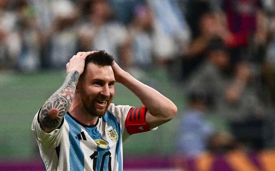Messi participa de despedida de Maxi Rodríguez e marca três gols
