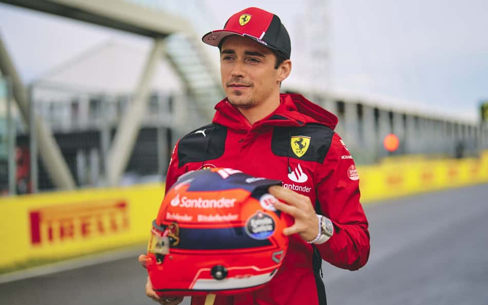 Charles Leclerc mostra capacete que será usado em homenagem a Villeneuve no GP do Canadá