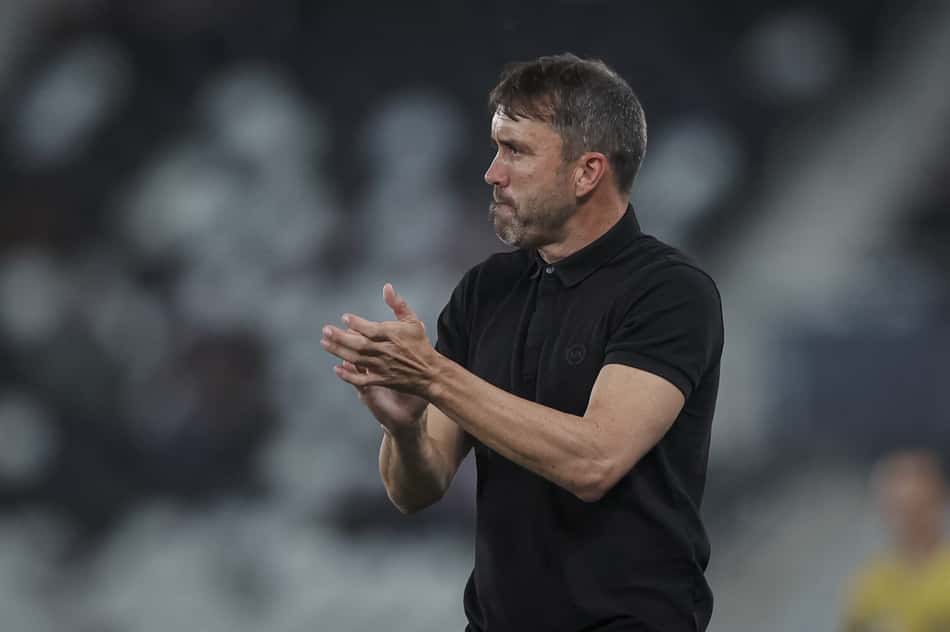 Atlético-MG e Coudet devem abrir mão de multa rescisória em acordo de saída