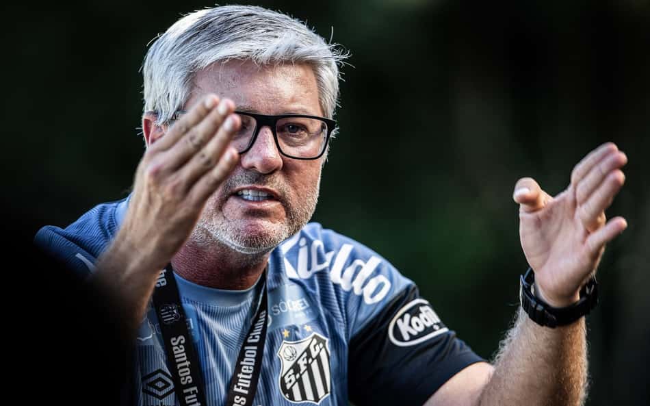 'Esquecido' no Santos, zagueiro da base pode ganhar espaço com Odair após saídas