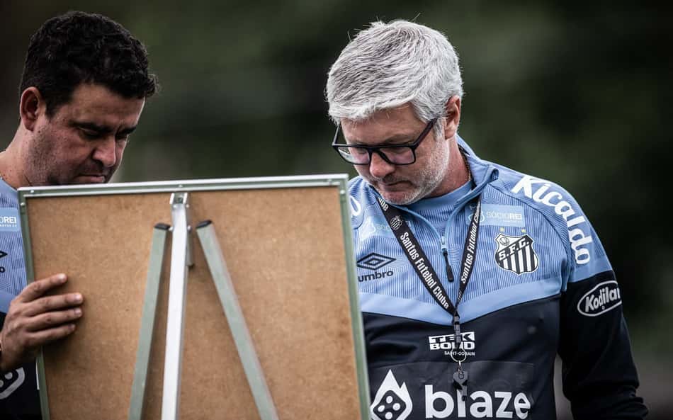 Pressionado no Santos, Odair ganha nova 'intertemporada' para corrigir rota