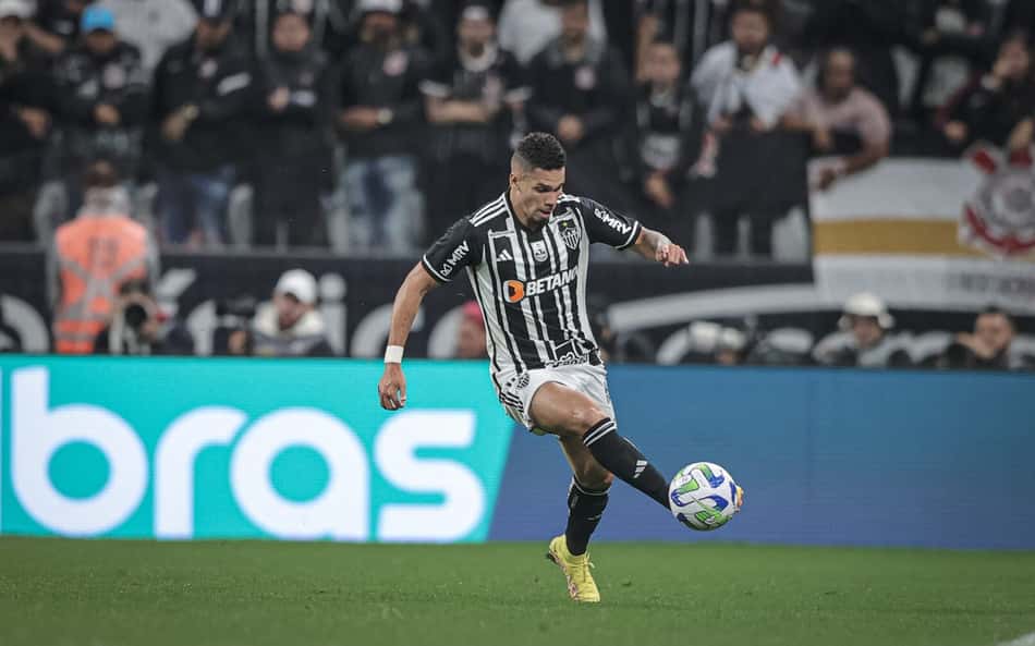 Paulinho, do Atlético-MG, comenta protesto na porta do CT e diz que elenco está 'fechado com Coudet'
