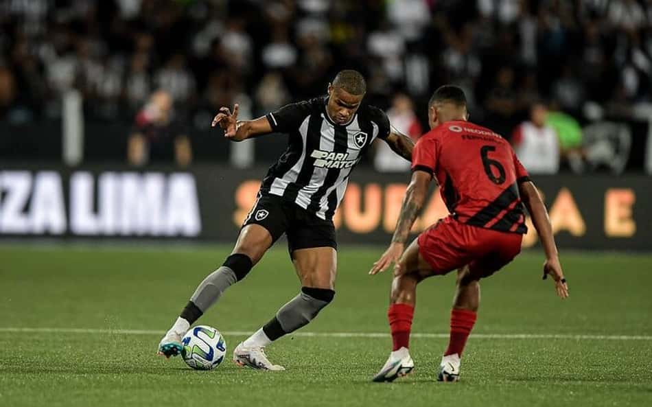 Júnior Santos destaca força do Botafogo após eliminação na Copa do Brasil: 'Orgulho de fazer parte dessa família'
