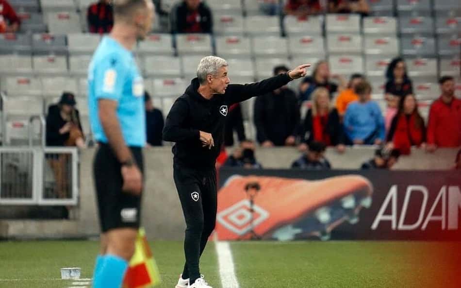 Luís Castro projeta jogo do Botafogo na Sul-Americana e fala sobre dificuldade da altitude