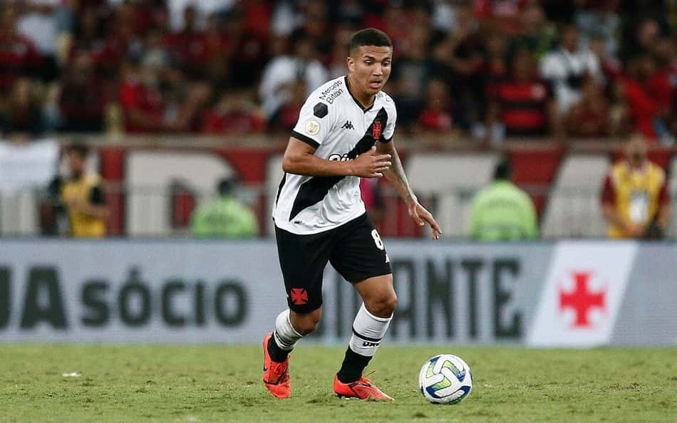Contratado como aposta, Mateus Carvalho aproveita a chance e pode ser titular do Vasco contra o Internacional