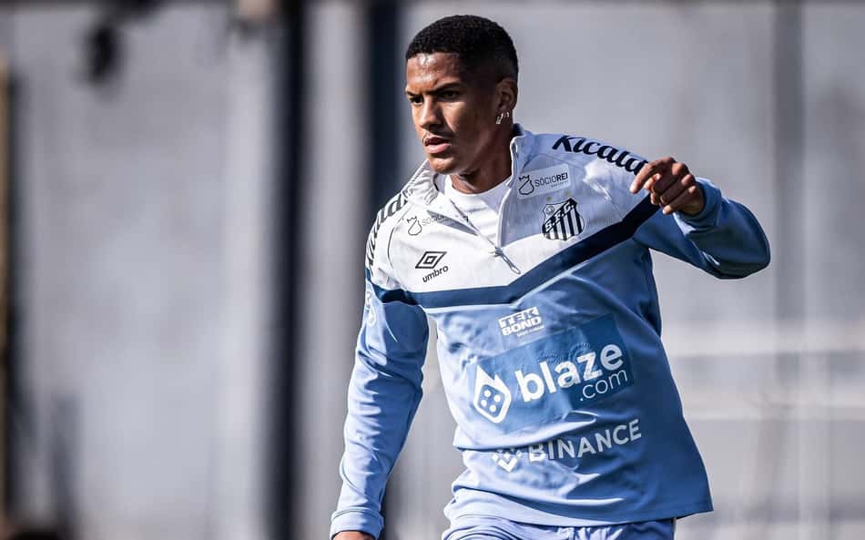 Oi, sumido? Ângelo volta a ser reserva do Santos e vê outra joia da base ganhar espaço