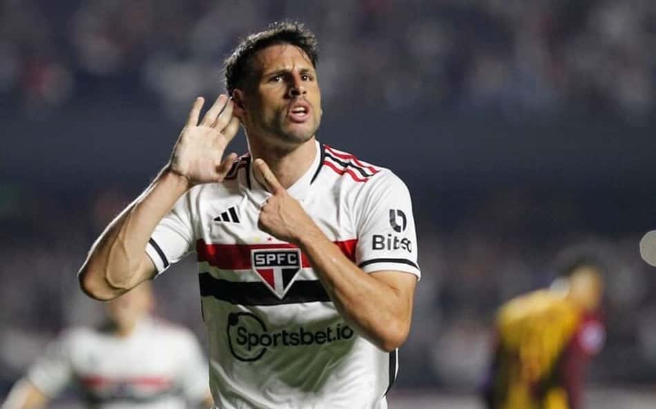 Toca no Calleri que é gol: argentino se isola em marca importante e entra para a história do São Paulo
