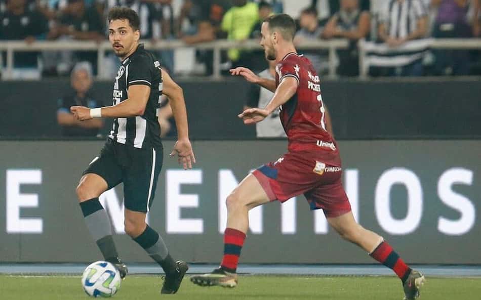 Eduardo recebe terceiro cartão amarelo e vai desfalcar o Botafogo no Brasileirão