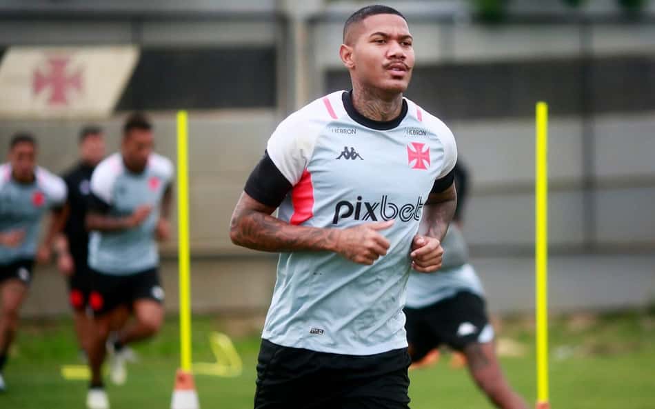 Antes fora dos planos, Zé Gabriel ganha espaço no Vasco; entenda os motivos que fizeram Barbieri mudar de ideia
